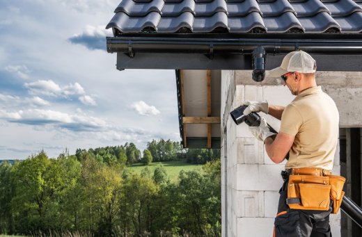 Hombre reparando canalón